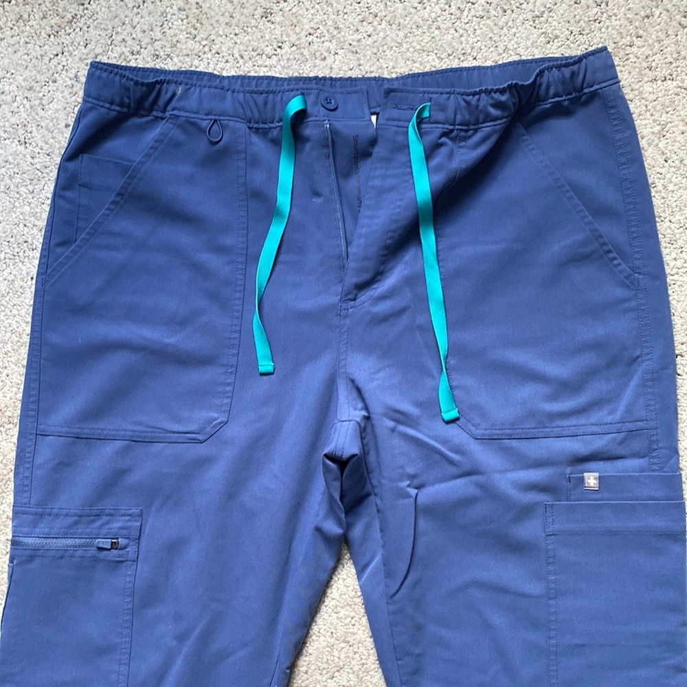 FIGS big sky blue technical collection scrub pants. Men’s Large, cargo.